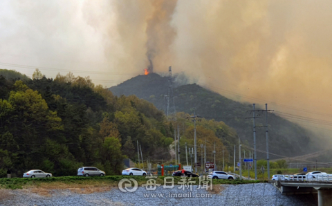 안동 산불이 큰 피해를 남기고 진화된 가운데 지난 26일 남후면 인근에서 불 구경꾼들이 길에 차를 세운 채 사진을 찍고 있다. 독자 제공