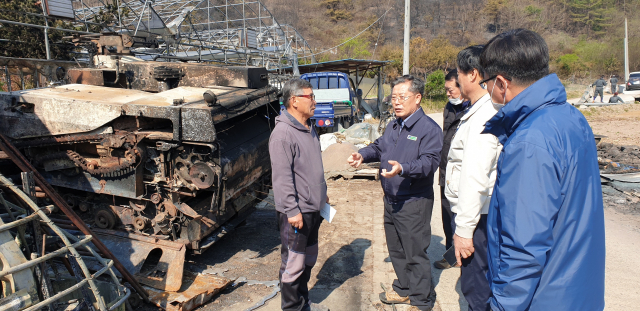 도기윤 경북농협 본부장(왼쪽 두 번째)이 안동 산불 피해농가를 방문해 상황을 점검하고 있다. 경북농협 제공