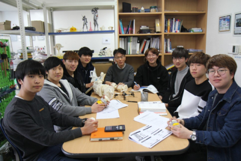 김병문 교수(왼쪽 다섯번 째)와 메카노필리아 회원들이 3D프린터로 만든 결과물에 대한 토론을 마치고 기념사진을 찍고 있다. 동국대 경주캠퍼스 제공