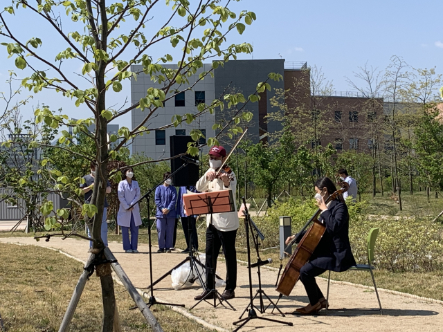 대구1생활치료센터를 전담 운영하고 있는 경북대병원은 27일 코로나19 격리자와 의료진 등을 위한 치유음악회를 개최했다. 경북대병원 제공