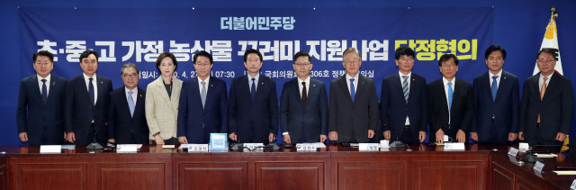 27일 오전 국회 의원회관에서 열린 초·중·고 가정 농산물 꾸러미 지원사업 당정협의에서 참석자들이 기념촬영을 하고 있다. 왼쪽 세번째부터 이재정 경기도교육감, 유은혜 사회부총리 겸 교육부 장관, 더불어민주당 조정식 정책위의장, 이인영 원내대표, 김현수 농림축산식품부 장관, 이재명 경기도지사. 연합뉴스
