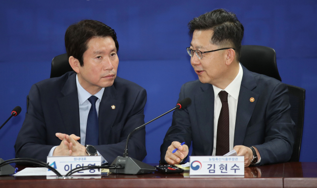 더불어민주당 이인영 원내대표(왼쪽)와 김현수 농림축산식품부 장관이 27일 오전 국회 의원회관에서 열린 초·중·고 가정 농산물 꾸러미 지원사업 당정협의에서 대화하고 있다. 연합뉴스