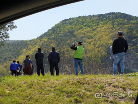 헬기 등이 투입돼 안동 산불 진압에 나선 모습을 보려 사람들이 몰려 있다. 윤영민 기자