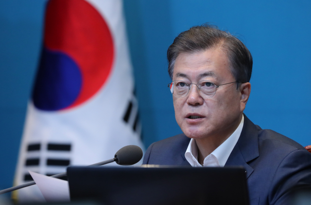 문재인 대통령이 27일 오후 청와대에서 수석·보좌관 회의를 주재하고 있다. 연합뉴스