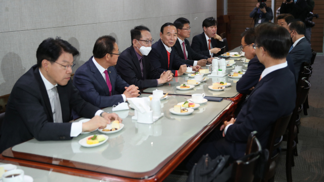 27일 오전 국회 의원회관 식당에서 열린 미래통합당 3선 당선자 모임 회의에서 박덕흠 의원(왼쪽 네번째)가 발언하고 있다. 이날 회의에는 김도읍, 김태흠, 박덕흠, 이종배, 이헌승, 이채익, 유의동, 윤재옥, 조해진, 장제원, 하태경 의원이 참석했다. 연합뉴스