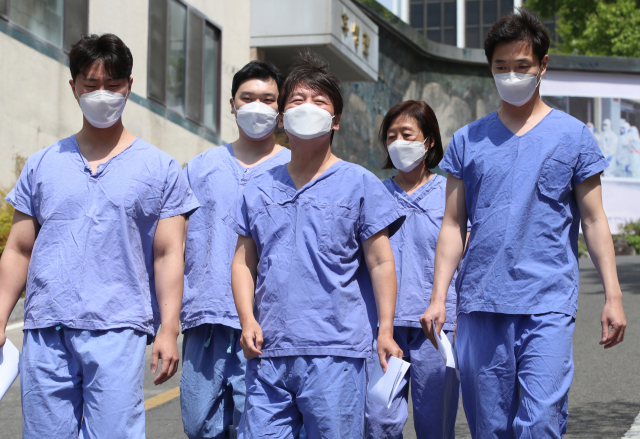 국민의당 안철수 대표가 27일 대구시 중구 계명대학교 대구동산병원에서 방호복으로 갈아입기 위해 이동하고 있다. 앞서 대구동산병원에서 신종 코로나바이러스 감염증 의료 봉사를 했던 안 대표는 의료봉사를 위해 다시 오겠다고 약속한 바 있다. 안 대표는 이날 아내 김미경 서울대 교수와 계명대 대구동산병원에 도착했다. 연합뉴스