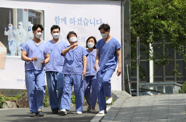 국민의당 안철수 대표가 27일 대구시 중구 계명대학교 대구동산병원에서 방호복으로 갈아입기 위해 이동하고 있다. 앞서 대구동산병원에서 신종 코로나바이러스 감염증 의료 봉사를 했던 안 대표는 의료봉사를 위해 다시 오겠다고 약속한 바 있다. 안 대표는 이날 아내 김미경 서울대 교수와 계명대 대구동산병원에 도착했다. 연합뉴스