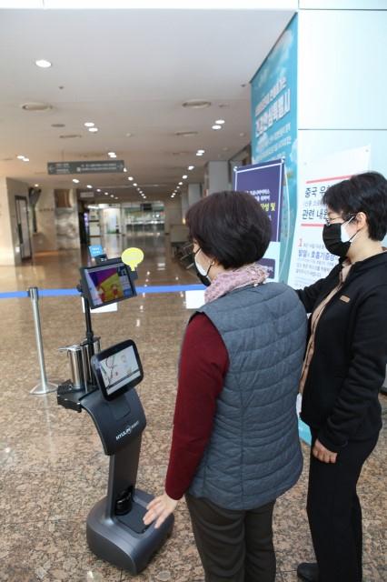 한국로봇산업진흥원이 지난달 서울대병원에 제공한 서비스 로봇. 감염 우려를 막기 위해 로봇이 병원 방문자에 대한 발열 체크를 진행하고 있다. =한국로봇산업진흥원 제공