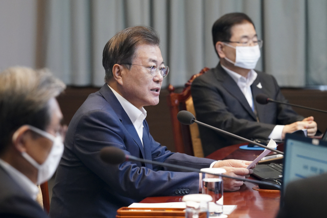 문재인 대통령이 27일 오후 청와대에서 수석·보좌관 회의를 주재하고 있다. 연합뉴스