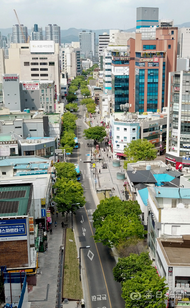 대구시가 반월당네거리~대구역네거리 사이 1.05km 구간을 대중교통전용지구로 지정한 지 10년이 지났다. 지난 27일 중구 반월당네거리에서 대구역 방향으로 바라 본 대중교통전용지구. 우태욱 기자 woo@imaeil.com