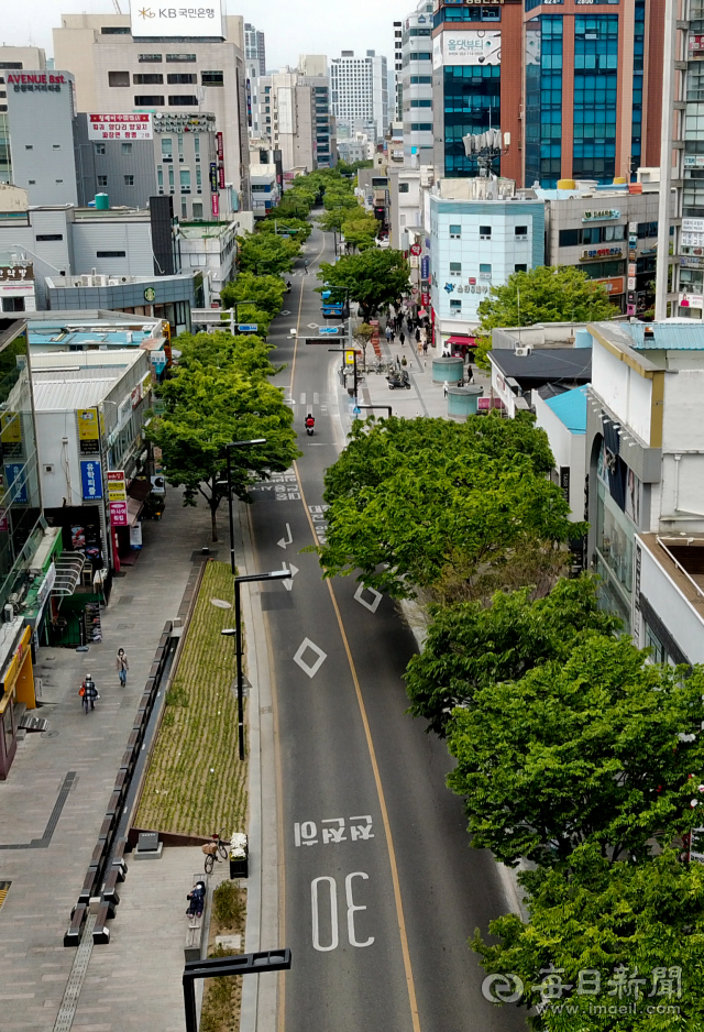 대구시가 반월당네거리~대구역네거리 사이 1.05km 구간을 대중교통전용지구로 지정한 지 10년이 지났다. 27일 중구 반월당네거리에서 대구역 방향으로 바라 본 대중교통전용지구. 우태욱 기자 woo@imaeil.com