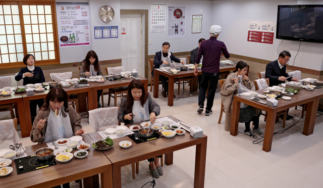 1일 오후 대구 중구청이 안심음식점으로 지정한 동인동의 한 음식점에서 손님들이 한방향으로 나란히 앉아 비대면 식사를 하고 있다. 김영진 기자 kyjmaeil@imaeil.com