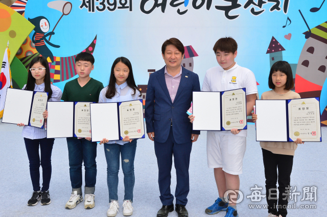 2017년 5월 5일 어린이날 대구에서 열린 어린이 큰잔치 행사에 참석한 권영진 대구시장(중간)과 어린이들. 매일신문DB