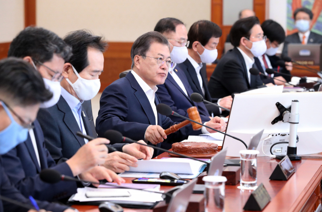 문재인 대통령이 28일 오전 청와대에서 국무회의를 시작하며 의사봉을 두드리고 있다. 연합뉴스