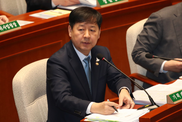 구윤철 기획재정부 2차관이 28일 국회 예결위회의장에서 열린 예산결산특별위원회 전체회의에서 의원들 질의에 답하고 있다. 연합뉴스