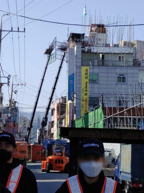 지난해 대구 동인3-1지구 주택재개발정비사업 철거 현장 인근에 크레인과 공사 장비, 용역 업체 직원 등이 대기하고 있다. 전국철거민연합회 제공