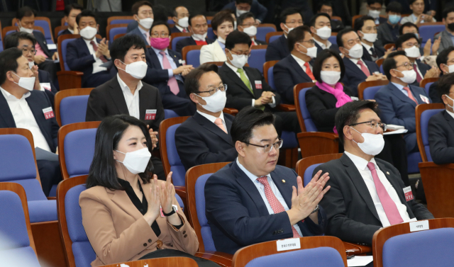 미래통합당 21대 총선 당선인들이 28일 오전 서울 여의도 국회에서 열린 당선자 총회에서 심재철 당대표 권한대행 인사말을 들으며 박수치고 있다. 연합뉴스