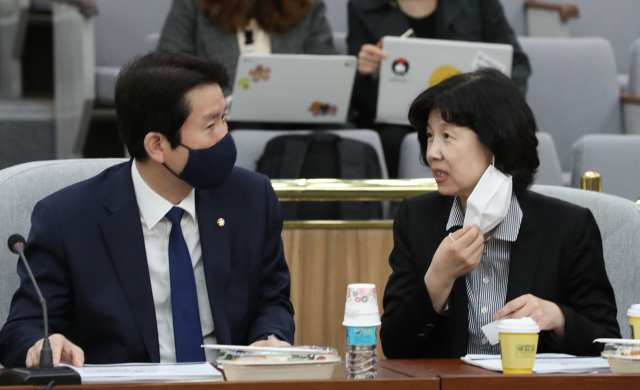 28일 오전 서울 여의도 국회에서 열린 더불어민주당 경제를 공부하는 국회의원 모임에서 더불어민주당 이인영 원내대표와 더불어시민당 양정숙 비례대표 국회의원 당선인이 대화하고 있다. 연합뉴스