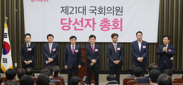 미래통합당(국민의힘 전신) 경북지역 초선 당선인들이 2020년 4월 28일 오전 서울 여의도 국회에서 열린 21대 총선 당선자 총회에서 인사말을 하고 있다. 왼쪽부터 김병욱, 윤두현, 박형수, 구자근, 김영식, 정희용, 김형동. 연합뉴스