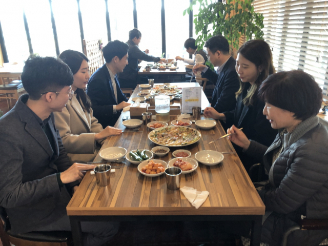 포항시 지진특별지원단 직원들이 흥해지역 식당에서 코로나19 확진자 다녀간 업소 이용하기와 착한 선결제 운동을 위해 식당에서 점심을 먹고 있다. 포항시 제공