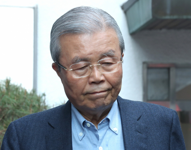 미래통합당 김종인 전 총괄 선거대책위원장이 27일 오전 서울 종로구 자택을 나서고 있다. 연합뉴스