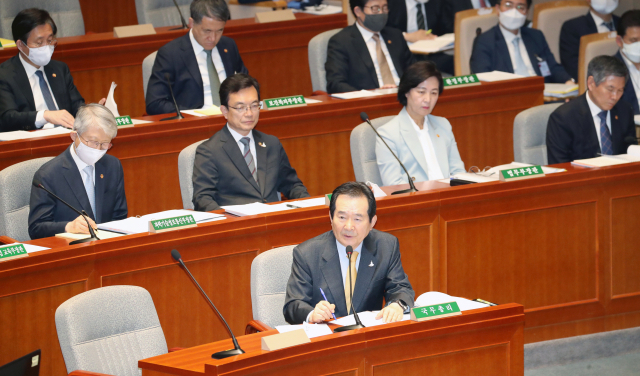 정세균 국무총리가 28일 오후 서울 여의도 국회에서 열린 예산결산결산특별위원회 전체회의에서 답변하고 있다. 연합뉴스