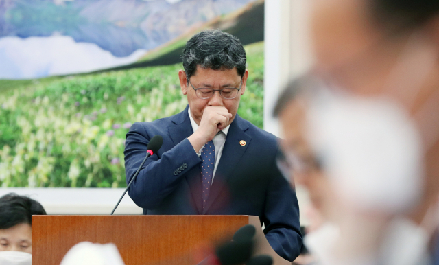 김연철 통일부 장관이 28일 오전 서울 여의도 국회에서 열린 외교통일위원회 전체회의에서 현안 보고를 하고 있다. 연합뉴스