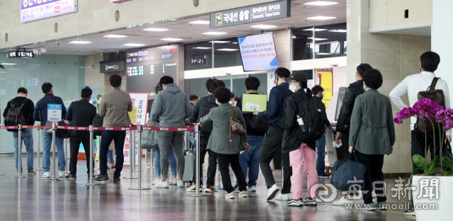 28일 오후 대구국제공항에서 승객들이 제주도행 비행기 탑승 수속을 하기 위해 길게 줄지어 서 있다. 6일간의 황금연휴를 앞두고 코로나19 여파로 사실상 해외여행이 불가능한 탓에 제주 등으로 여행 수요가 몰릴 것으로 예상되고 있다. 성일권 기자 sungig@imaeil.com