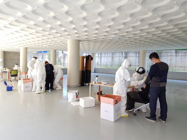 대구시교육청이 특수교육 대상 학생과 교직원 중 희망자를 대상으로 코로나19 검체 검사 및 검사비를 지원한다. 대구세명학교에서 코로나19 검체 검사를 진행하는 모습. 대구시교육청 제공