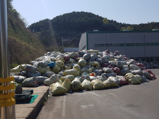경산시가 민간업체가 80여곳 아파트단지의 재활용 가능한 폐기물 수거를 중단하자 이들 폐기물을 수거해 임시로 경산시자원회수시설(소각장) 내 선별장에 임시 야적을 해 놓고 있다. 김진만 기자