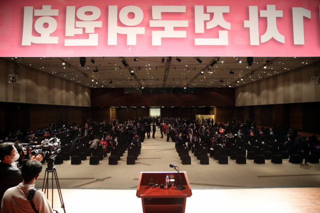 28일 서울 영등포구 63컨벤션센터에서 열릴 예정인 미래통합당 제1차 전국위원회 시작이 지연되고 있다. 연합뉴스