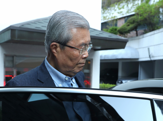 미래통합당 김종인 전 총괄 선거대책위원장이 27일 오전 서울 종로구 자택을 나서 차에 오르고 있다. 연합뉴스
