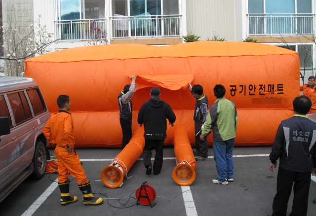 본 기사 내용과 관련 없는 자료사진. 인명 구조 장비인 에어매트(공기안전매트). 대구 수성소방서 제공