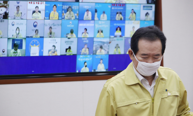 정세균 국무총리가 29일 오전 정부서울청사에서 열린 코로나19 대응 중앙재난안전대책본부 회의에 참석하고 있다. 연합뉴스