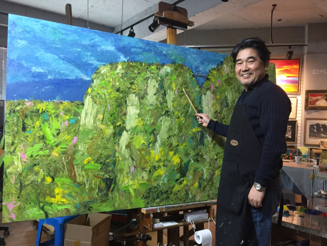 화가 김정기가 대구시 북구 구암동에 자리한 그의 작업실인 목일화실에서 산을 대상으로 한 대형 그림을 그리고 있다.