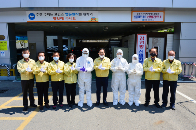 엄태항 봉화군수와 간부공무원들이 엄지손가락을 치켜 세우며 덕분에 챌린지 행사를 하고 있다. 봉화군 제공