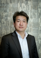 28일 서울 영등포구 63컨벤션센터에서 열린 미래통합당 제1차 전국위원회 회의장 앞에서 자유청년연맹 회원들이 김종인 비대위 체제를 반대하며 조기 전당대회를 요구하고 있다. 연합뉴스