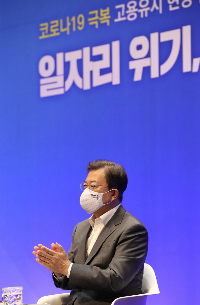 문재인 대통령이 29일 신종 코로나바이러스 감염증(코로나19) 극복을 위해 노사 상생 협력에 기초해 고용을 유지하는 사업장인 서울 광진구 워커힐호텔에서 열린 현장간담회에서 업계 의견을 들은 뒤 박수를 보내고 있다. 연합뉴스