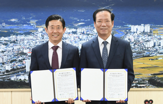 경남 거창군(군수 구인모·오른쪽)은 바스텍앤오로나엘리베이터(주)(대표 하재청)와 투자협약을 체결했다. 사진=거창군