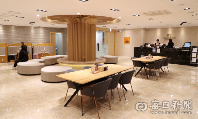 29일 오후 대구 수성구의 한 병원이 코로나19로 인해 찾는 환자가 거의 없어 썰렁한 모습을 보이고 있다. 성일권 기자 sungig@imaeil.com