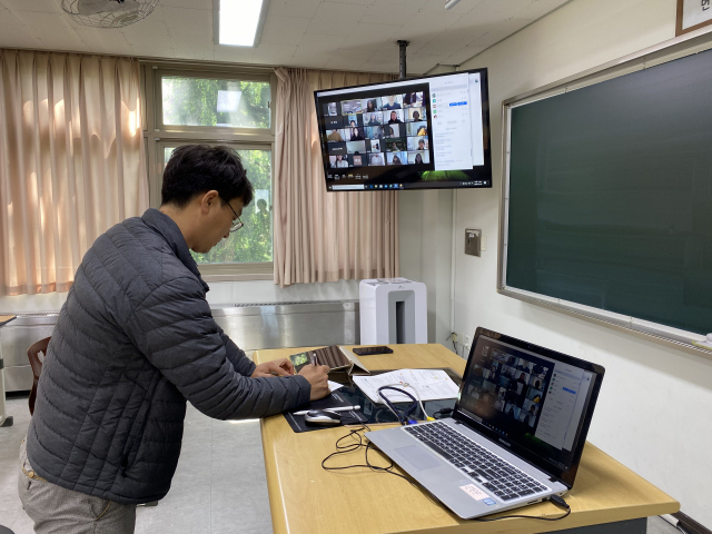 포스코교육재단 내 학교가 실시간 쌍방향 원격수업으로 학생지도에 효과를 내고 있다. 포스코교육재단 제공