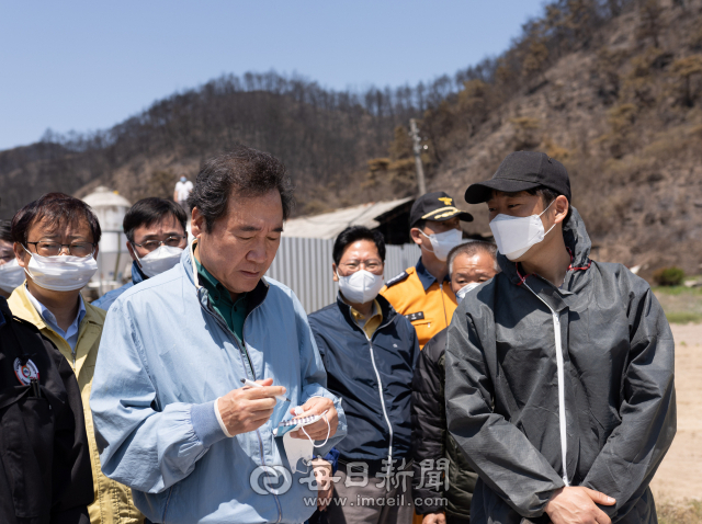 이낙연 전 총리가 30일 비공식 일정으로 안동산불 현장을 방문해 축사 전소 피해를 당한 농장주 연재호(38) 씨의 건의사항을 듣고 있다. 윤영민 기자