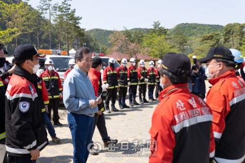 이낙연 전 총리가 30일 안동시 풍산읍 마애솔숲길에 마련된 산불지휘본부를 방문해 소방서, 산림청 공무원과 의용소방대원 주민들을 격려하고 있다. 윤영민 기자