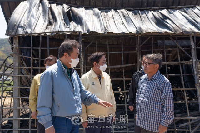 안동 산불현장을 위로방문한 이낙연 전 총리가 권영세 안동시장(가운데)과 함께 농장이 전소되는 피해를 본 주민과 이야기 하고 있다. 윤영민 기자