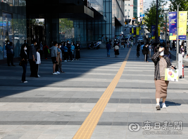 초여름 날씨를 보인 30일 대구 동구 동부로 신세계백화점 앞에서 시민들이 강한 햇빛을 피하기 위해 그늘에 모여 있다. 우태욱 기자 woo@imaeil.com