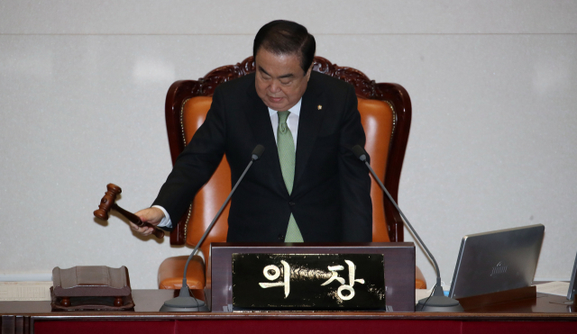 문희상 국회의장이 30일 국회에서 열린 제3차 본회의에서 개의를 선언하고 있다. 연합뉴스