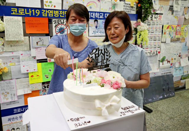 안철수 국민의당 대표와 부인 김미경 서울대 교수가 지난 2020년 4월 코로나19 지역거점병원인 계명대학교 대구동산병원에서 의료진들이 마련해준 32번째 결혼기념일 축하 케잌을 자르고 있다. 매일신문 DB