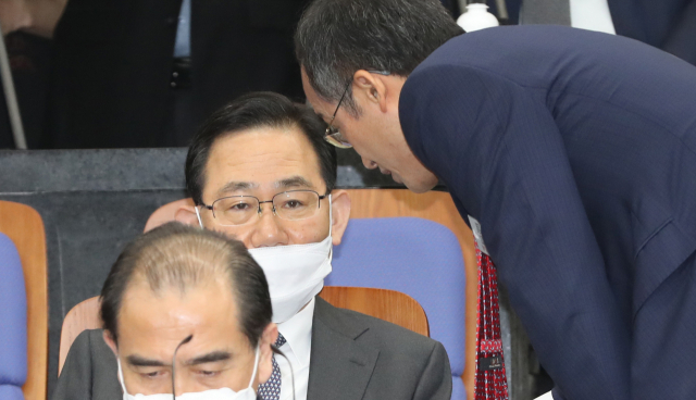 미래통합당 주호영 당선인과 추경호 당선인이 28일 오전 서울 여의도 국회에서 열린 21대 총선 당선자 총회에서 이야기를 나누고 있다. 연합뉴스