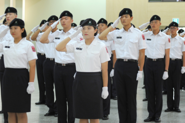 RNTC 여군 최초로 K-9 자주포 조종 자격증을 취득한 4기 이한솔(앞줄 가운데) 하사가 거수경례를 하고 있다. 경북전문대 제공.