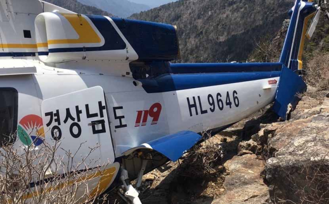 1일 오전 경남 산청군 지리산 천왕봉 인근에서 구조활동을 펼치던 헬기가 추락했다. 사진은 사고 헬기. 연합뉴스